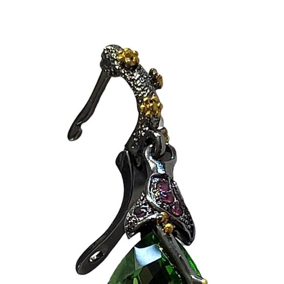 Gunmetal
and Gold Tone Vine Setting Green Pear Shape Drop Dangle Earrings - Picture 5 of 8